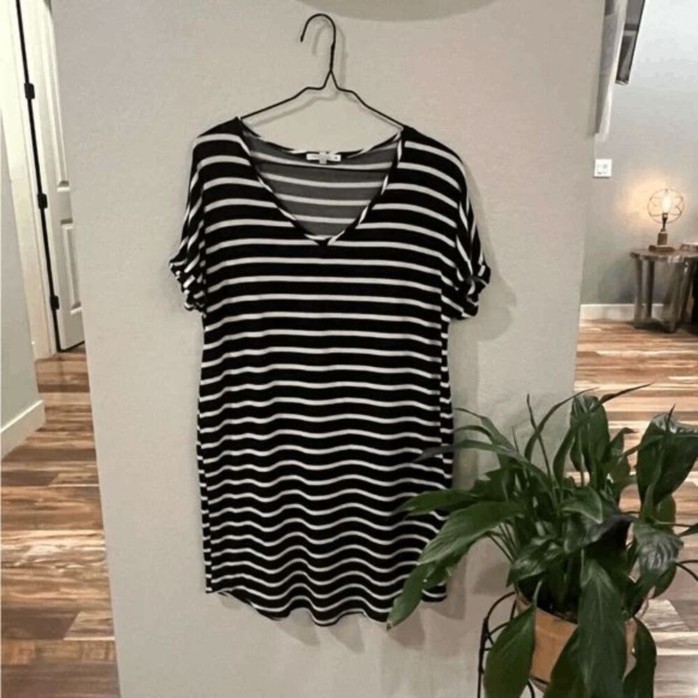 Anistar Black and White Relaxed T-Shirt Midi Dress
